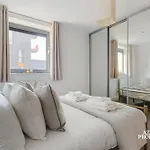 50 Percent Off For Monthly Stays And Only 7-Minute To Crossharbour Station