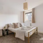 50 Percent Off For Monthly Stays And Only 7-Minute To Crossharbour Station