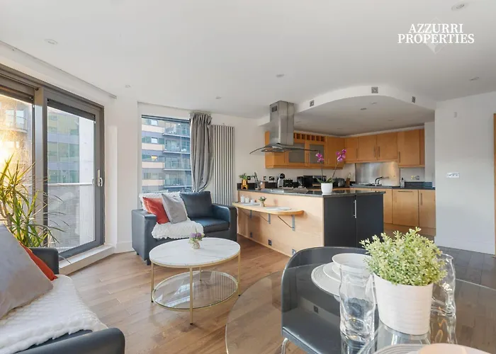50 Percent Off For Monthly Stays And Only 7-Minute To Crossharbour Station