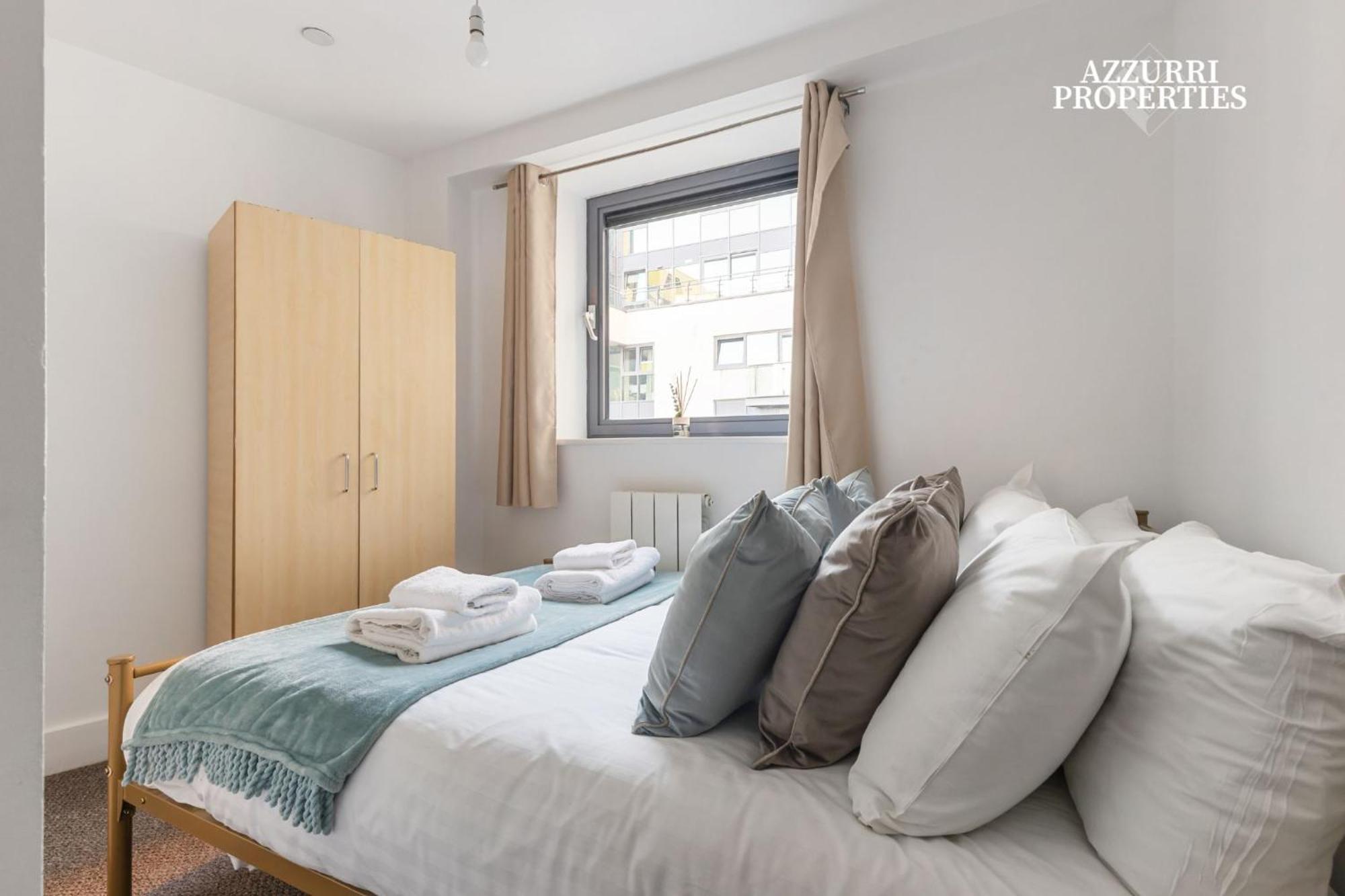 50 Percent Off For Monthly And Only 7-minute To Crossharbour Station